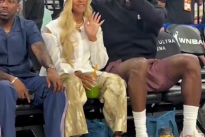 詹姆斯夫妇现场观战WNBA！詹姆斯给妻子戴王冠秀恩爱！