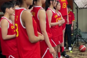 2米28的张子宇，实在太突出了！U18女篮姑娘们在更衣室听教练讲话