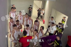 燃爆！中国U18女篮入场仪式气势如虹：胸前是我们的祖国 这是必须拿下的比赛！